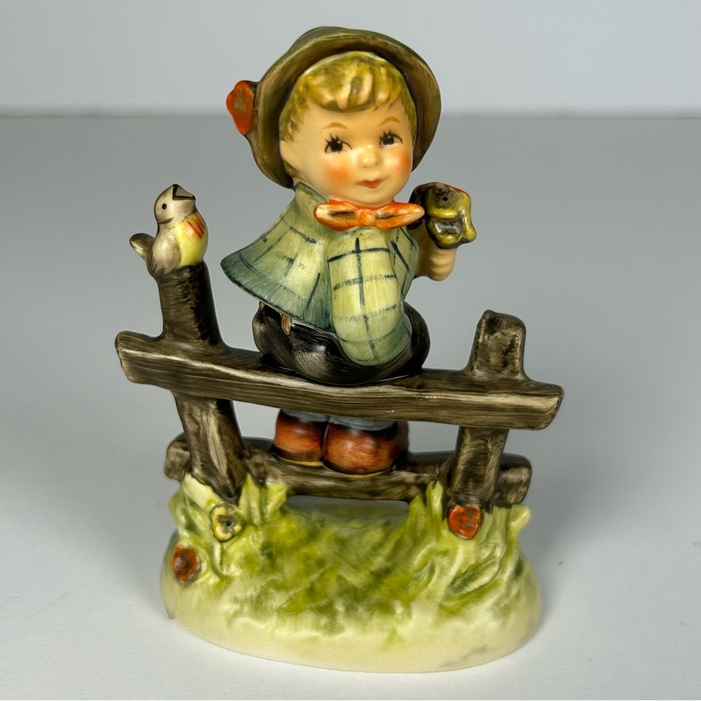 Hummel Figurine 427 3/0 Wo Bist Du? Who Are You ? 4inc Tall First Issue 99” Boy